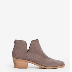 NEW W/O TAGS • Express Low Heel Side Slit Booties